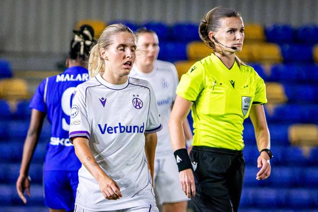 SOCCER - WCL, Chelsea vs A.Wien LONDON,ENGLAND,23.SEP.26 - SOCCER - UEFA Women s Champions League, Chelsea FC vs FK Austria Wien. Image shows the disappointment of Elisa Pfattner (A.Wien) and referee Miriama Bockova (SVK).  GEPAxpictures xKevinxHackner