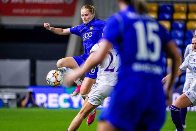 SOCCER - WCL, Chelsea vs A.Wien LONDON,ENGLAND,23.SEP.26 - SOCCER - UEFA Women s Champions League, Chelsea FC vs FK Austria Wien. Image shows Sjoeke Nusken (Chelsea) and Modesta Uka (A.Wien).  GEPAxpictures xKevinxHackner
