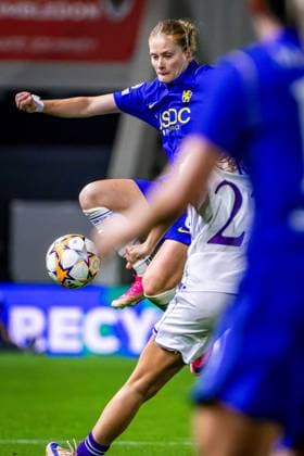 SOCCER - WCL, Chelsea vs A.Wien LONDON,ENGLAND,23.SEP.26 - SOCCER - UEFA Women s Champions League, Chelsea FC vs FK Austria Wien. Image shows Sjoeke Nusken (Chelsea) and Modesta Uka (A.Wien).  GEPAxpictures xKevinxHackner