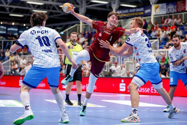 September 23, 2026, 2nd Round of the DHB Cup: TuSEM Essen 1, VfL Potsdam. Felix Göttler (TuSEM Essen 04) shoots the ball toward the goal against Giacomo Savini (VfL Potsdam 10) and Tim Schröder (VfL Potsdam 33). NRW, Germany
