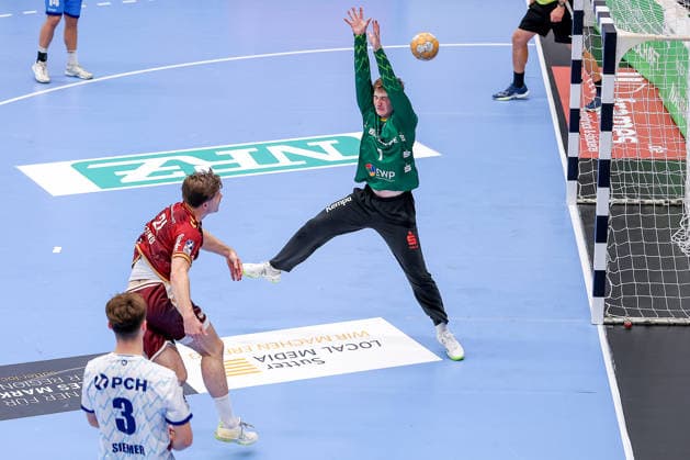 September 23, 2026, 2nd Round of the DHB Cup, TuSEM Essen 1 vs. VfL Potsdam. Felix Eißing of TuSEM Essen 21 shoots the ball toward the goal; Frederik Höler of VfL Potsdam 01, NRW, Germany.