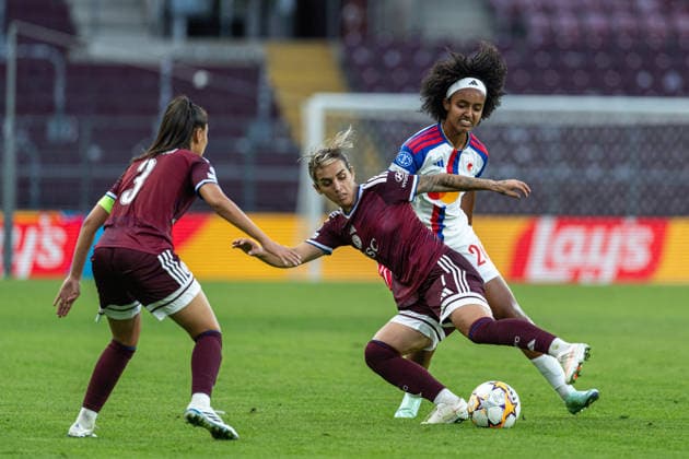GENEVA, SWITZERLAND, SEPTEMBER 23 : Duel between Natasha Andonova of Servette FCCF and Lily Yohannes of OL Lyonnes during the UEFA Women s Champions League 2026 27 League Phase MD1 between Servette FC Chênois féminin and OL Lyonnes at Stade de Genève on September 23, 2026 in Geneva, Switzerland. Copyright: xCarlaxBoticax xSPPx Sportspressphoto_SPR238027