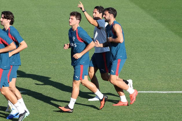 Lisbon, Portugal, September 23: João Neves (Portugal) and Bruno Fernandes (Portugal) during the Portugal national team s training session ahead of the UEFA Nations League 2026-27 League Phase Matchday 1 match between Portugal and Wales at Estádio José Alvalade in Lisbon, Portugal Copyright: HMBxMedia JoaquimxFerreira