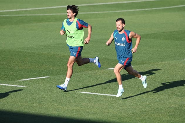 Lisbon, Portugal, September 23: Portugal s head coach, Jorge Jesus, and Bernardo Silva during the Portugal national team s training session ahead of the UEFA Nations League 2026–27 League Phase Matchday 1 match between Portugal and Wales at Estádio José Alvalade in Lisbon, Portugal Copyright: HMBxMedia JoaquimxFerreira