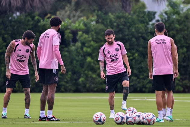September 23, 2026, Fort Lauderdale, Florida, USA: From (L-R), RODRIGO DE PAUL (7), MICAEL DOS SANTOS (16), LIONEL MESSI (10), and SERGIO REGUILON (3) of Inter Miami CF are seen during an Inter Miami Training Session ahead of their MLS, Fussball Herren, USA game against Columbus Crew. Soccer 2026: Inter Miami FC Training  - ZUMAa257 20260923_zsp_a257_002 Copyright: xChrisxArjoonx