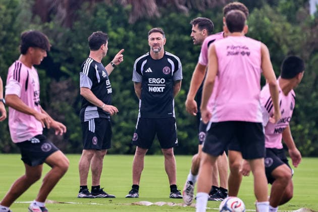 September 23, 2026, Fort Lauderdale, Florida, USA: Inter Miami CF Head Coach CRISTIAN Kily GONZALEZ is seen during an Inter Miami Training Session ahead of their MLS, Fussball Herren, USA game against Columbus Crew. Soccer 2026: Inter Miami FC Training  - ZUMAa257 20260923_zsp_a257_008 Copyright: xChrisxArjoonx