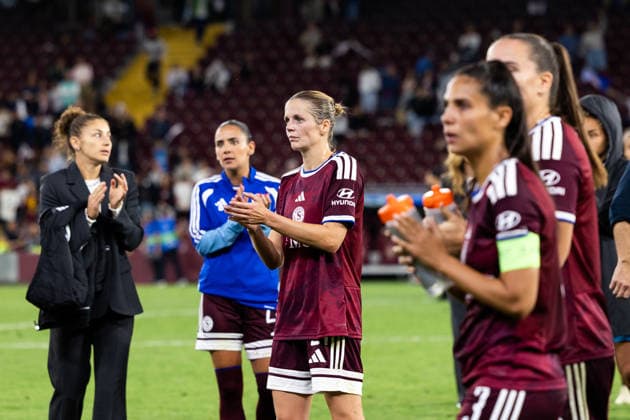 GENEVA, SWITZERLAND, SEPTEMBER 23 : Laura Strik of Servette FC shows appreciation to the fans after the UEFA Women s Champions League 2026 27 League Phase MD1 between Servette FC Chênois féminin and OL Lyonnes at Stade de Genève on September 23, 2026 in Geneva, Switzerland. Copyright: xPaulinexFIGUETx xSPPx Sportspressphoto_SPR238200