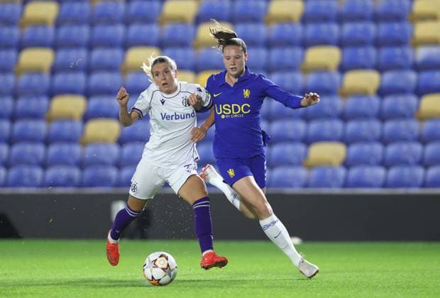 UEFA Women’s Champions League - Chelsea Women v Austria Wien Women LONDON, ENGLAND, SEPTEMBER 23: Veerle Buurman of Chelsea Women battles for the ball during The UEFA Women’s Champions League, League Phase match between Chelsea Women v Austria Wien Women at Cherry Red Records Stadium, London, England, on September 23. (Photo by Daniel Weir) London Cherry Red Records Stadium England Copyright: xDanielxWeir SportsxPressxPhotox Sportspressphoto_SPR238344