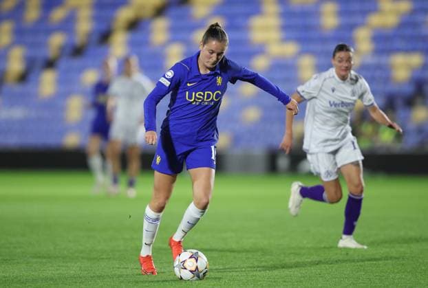 UEFA Women’s Champions League - Chelsea Women v Austria Wien Women LONDON, ENGLAND, SEPTEMBER 23: GOAL 1-0, Wieke Kaptein of Chelsea Women scores a goal to put Chelsea Women 1-0 ahead during The UEFA Women’s Champions League, League Phase match between Chelsea Women v Austria Wien Women at Cherry Red Records Stadium, London, England, on September 23. (Photo by Daniel Weir) London Cherry Red Records Stadium England Copyright: xDanielxWeir SportsxPressxPhotox Sportspressphoto_SPR238351