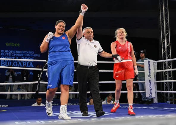 2026 European Boxing Elite Championships In Sofia SOFIA, BULGARIA - SEPTEMBER 23: The referee raises the hand of Havanur Kethuda (Blue) of Turkey as she is declared the winner by decision over Elzbieta Wojcik (Red) of Poland following their Elite Women s +81kg match on Day 7 of the 2026 European Boxing Elite Championships at the Asics Arena Sports Hall in Sofia, Bulgaria, on September 23, 2026. Sofia Bulgaria  Copyright: xArturxWidakx originalFilename:widak-2026euro260923_npbpT.jpg