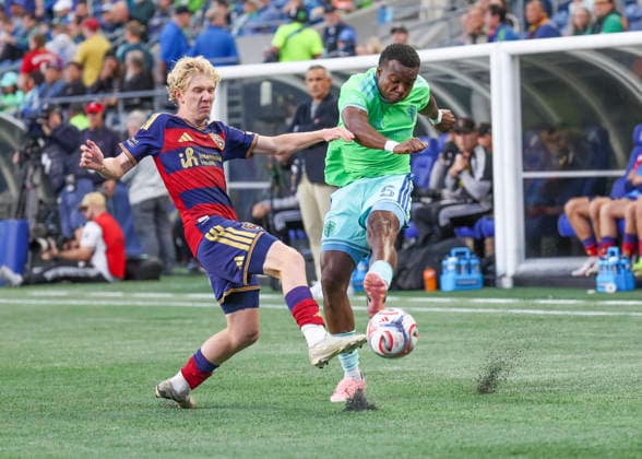 SEATTLE, WA - SEPTEMBER 23: (left to right) Real Salt Lake defender Luca Moisa (34) snd Seattle Sounders FC defender Nouhou Tolo (5) fight for the ball in the first half during the MLS, Fussball Herren, USA match between Real Salt Lake and Seattle Sounders FC on September 23, 2026 at Lumen Field in Seattle, Washington. (Photo by Leslie Plaza Johnson Icon Sportswire) SOCCER: SEP 23 MLS Seattle Sounders FC vs Real Salt Lake EDITORIAL USE ONLY Icon260923001