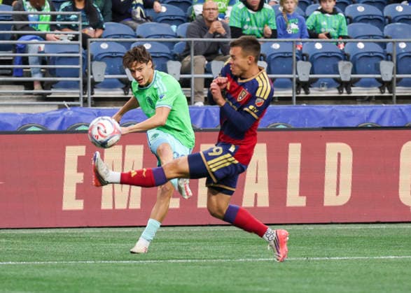 SEATTLE, WA - SEPTEMBER 23: (left to right) Seattle Sounders FC forward Sebastian Gomez (90) kicks the ball past Real Salt Lake forward Morgan Guilavogui (9) in the first half during the MLS, Fussball Herren, USA match between Real Salt Lake and Seattle Sounders FC on September 23, 2026 at Lumen Field in Seattle, Washington. (Photo by Leslie Plaza Johnson Icon Sportswire) SOCCER: SEP 23 MLS Seattle Sounders FC vs Real Salt Lake EDITORIAL USE ONLY Icon260923006