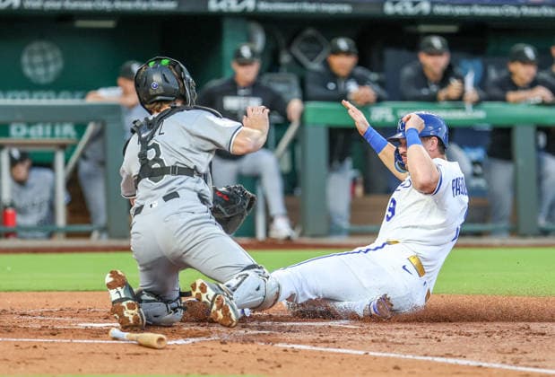 SEP 23, 2026: Kansas City Royals first baseman Vinnie Pasquantino (9) slides into home plate and scores while Chicago White Sox catcher Kyle Teel (8) applies the tag in the 1st inning against the Chicago White Sox at Kauffman Stadium in Kansas City, MO. CSM MLB, Baseball Herren, USA 2026: White Sox Vs Royals September 23rd  - ZUMAc04_ 20260923_zma_c04_006 Copyright: xRomanxPunox