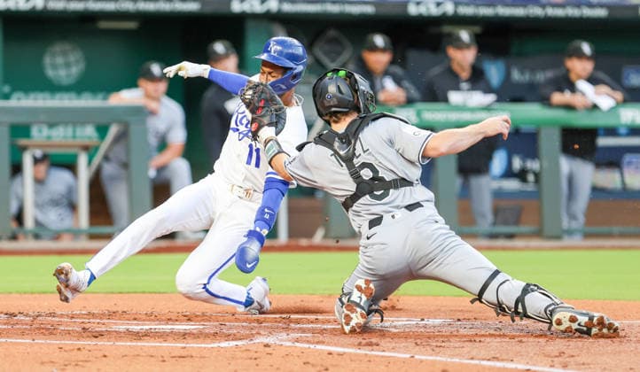 SEP 23, 2026: Kansas City Royals third baseman Maikel Garcia (11) slides into home plate and score in the 1st inning against the Chicago White Sox at Kauffman Stadium in Kansas City, MO. CSM MLB, Baseball Herren, USA 2026: White Sox Vs Royals September 23rd  - ZUMAc04_ 20260923_zma_c04_024 Copyright: xRomanxPunox