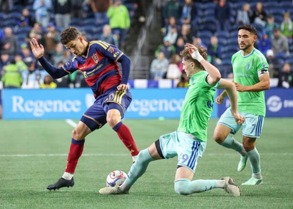 SEATTLE, WA - SEPTEMBER 23: (left to right) Real Salt Lake forward Lineker Rodrigues Dos Santos (70) gets slide tackled by Seattle Sounders FC defender Stuart Hawkins (39) in the second half during the MLS, Fussball Herren, USA match between Real Salt Lake and Seattle Sounders FC on September 23, 2026 at Lumen Field in Seattle, Washington. (Photo by Leslie Plaza Johnson Icon Sportswire) SOCCER: SEP 23 MLS Seattle Sounders FC vs Real Salt Lake EDITORIAL USE ONLY Icon260923021