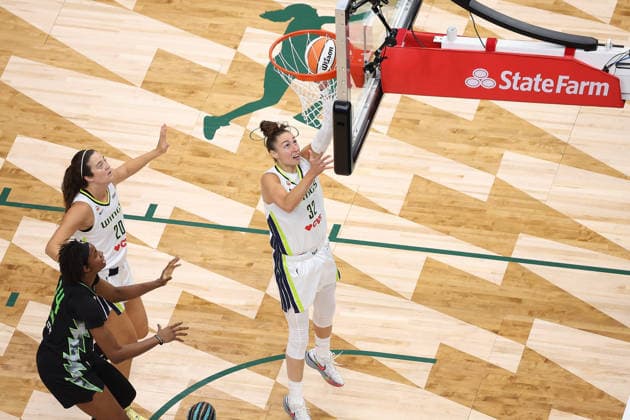 September 23, 2026, Seattle, Washington, USA: Dallas Wings forward JESSICA SHEPARD (32) shoots a lay-up during the first quarter of the WNBA, Basketball Damen, USA match between the Seattle Storm and Dallas Wings at Climate Pledge Arena in Seattle. WNBA 2026: Dallas 103:91 Seattle  - ZUMAd218 20260923_zsp_d218_005 Copyright: xRichardxDizonx
