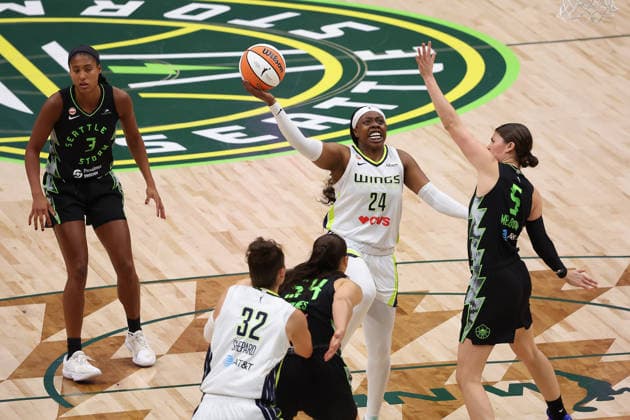 September 23, 2026, Seattle, Washington, USA: Dallas Wings guard ARIKE OGUNBOWALE (24) attempts a field goal over Seattle Storm guard JADE MELBOURNE (5) during the third quarter of the WNBA, Basketball Damen, USA match between the Seattle Storm and Dallas Wings at Climate Pledge Arena in Seattle. WNBA 2026: Dallas 103:91 Seattle  - ZUMAd218 20260923_zsp_d218_025 Copyright: xRichardxDizonx