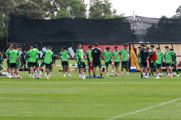 Training Session Of The Mexican National Football Team In Mexico City Players from the Mexican national football team talk with technical director Rafael Marquez during a training session at the High Performance Center of the Mexican Football Federation (FMF), south of Mexico City, Mexico, on September 23, 2026. MÃ xico City Mexico  Copyright: xJosexLuisxToralesx originalFilename:torales-notitle260923_np8I1.jpg