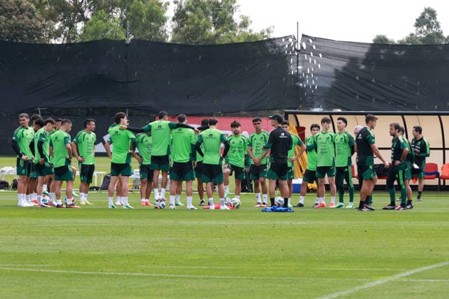 Training Session Of The Mexican National Football Team In Mexico City Players from the Mexican national football team talk with technical director Rafael Marquez during a training session at the High Performance Center of the Mexican Football Federation (FMF), south of Mexico City, Mexico, on September 23, 2026. MÃ xico City Mexico  Copyright: xJosexLuisxToralesx originalFilename:torales-notitle260923_npY0X.jpg