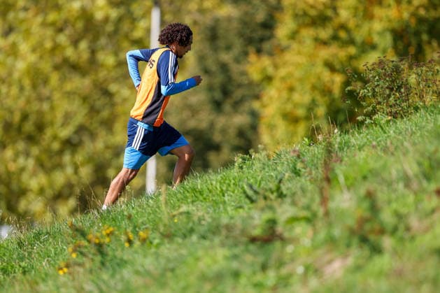 September 23, 2026, Soccer, FC Schalke 04 practice Arian Güzel, FC Schalke 04 U19, looking for the ball Gelsenkirchen, FC Schalke 04 training facility, North Rhine-Westphalia, Germany xRHR PHOTO YYx Copyright: RHR-FOTOx RHR-FOTO YY