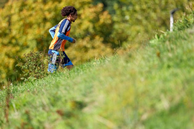 September 23, 2026, Soccer, FC Schalke 04 practice: Arian Güzel, FC Schalke 04 U19, looking for the ball; Gelsenkirchen, FC Schalke 04 training facility, North Rhine-Westphalia, Germany, xRHR, PHOTO YYx Copyright: RHR-FOTOx RHR-FOTO YY