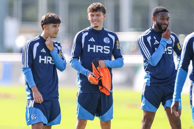September 23, 2026, Soccer, FC Schalke 04 practice: Edion Gashi alongside Louis Tober, Schalke 04 U23, Gelsenkirchen, FC Schalke 04 training facility, North Rhine-Westphalia, Germany, xRHR, PHOTO YYx Copyright: RHR-FOTOx RHR-FOTO YY