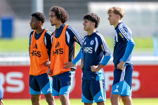 September 23, 2026, Soccer, FC Schalke 04 training session 16 FC Schalke 04 Arian Güzel U19 FC Schalke 04 Edion Gashi, , Max Grüger FC Schalke 04 Gelsenkirchen FC Schalke 04 training facility North Rhine-Westphalia Germany xRHR PHOTO YYx Copyright: RHR-FOTOx RHR-FOTO YY