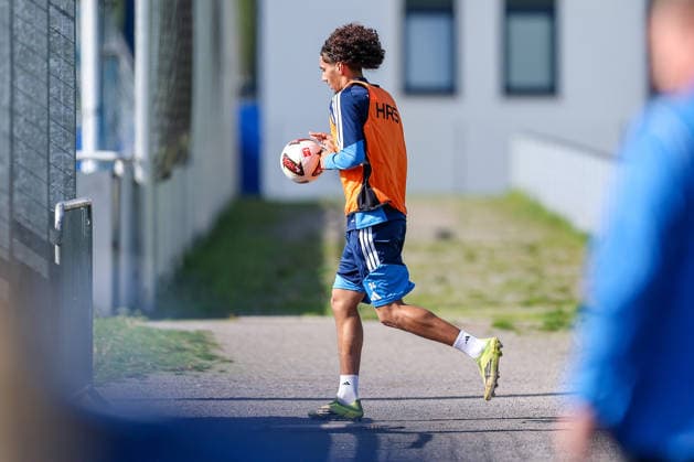September 23, 2026, Soccer, FC Schalke 04 practice: Arian Güzel, FC Schalke 04 U19, looking for the ball. Gelsenkirchen, FC Schalke 04 training facility, North Rhine-Westphalia, Germany xRHR PHOTO YYx Copyright: RHR-FOTOx RHR-FOTO YY