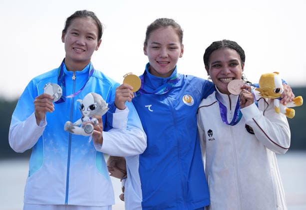 (260924) -- NAGOYA, Sept. 24, 2026 -- Gold medalist Shohsanam Sherzodova (C) of Uzbekistan, silver medalist Shuai Changwen (R) of China and bronze medalist Herlin Aprilin Lali of Indonesia pose during the victory ceremony for the Women s Canoe Single 200m of Canoe Sprint at the 20th Asian Games Aichi-Nagoya 2026 in Miyoshi of Aichi Prefecture, Japan, Sept. 24, 2026. ) (SP)JAPAN-NAGOYA-ASIAN GAMES-CANOE SPRINT-WOMEN S CANOE SINGLE 200M-FINAL A LuoxYuan 