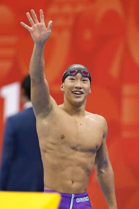 Aichi-Nagoya Asian Games: Swimming Japanese swimmer Shin Ohashi acknowledges the crowd after winning the Aichi-Nagoya Asian Games men s 200-meter breaststroke gold with a world record at Tokyo Aquatics Centre in Tokyo on Sept. 24, 2026.  A14AA0005628516P