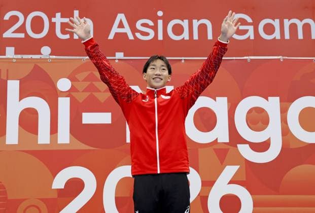 Aichi-Nagoya Asian Games: Swimming Japanese swimmer Shin Ohashi acknowledges the crowd after winning the Aichi-Nagoya Asian Games men s 200-meter breaststroke gold with a world record at Tokyo Aquatics Centre in Tokyo on Sept. 24, 2026.  A14AA0005628522P