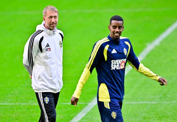 STOCKHOLM 20260924 Alexander Isak and national team coach Graham Potter during today s national team practice at Strawberry Arena ahead of Friday s opening Nations League group stage match against Bosnia and Herzegovina STOCKHOLM, SWEDEN x10030x  Copyright: xJonasxEkströmer TTx HERRLANDSLAGET FOTBOLL TRÄNING