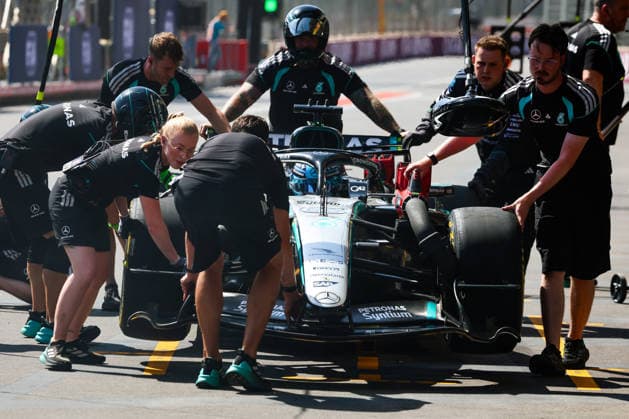 F1 - AZERBAIJAIN GRAND PRIX 2026 63 RUSSELL George (gbr), Mercedes AMG F1 Team W17, action mechanic, mecanicien, mechanics during the 2026 Formula 1 Azerbaijan Grand Prix, 15th round of the 2026 Formula One World Championship, WM, Weltmeisterschaft from September 24 to 26, 2026 on the Baku City Circuit, in Baku, Azerbaijan - BakuAzerbaijan  Copyright: xFLORENTxGOODENx