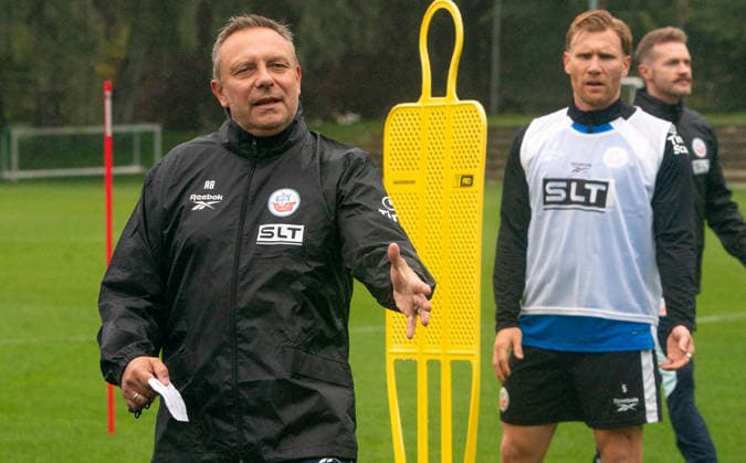 September 24, 2026, Soccer, Men s, 3rd Division 2026–27, FC Hansa Rostock, Practice, Introduction of Coach Andre Breitenreiter: Hansa Rostock’s new coach, Andre Breitenreiter (left), during his first practice session with Andreas Voglsammer of FC Hansa Rostock (right) at the Rostock Ostseestadion in Mecklenburg-Western Pomerania, Germany