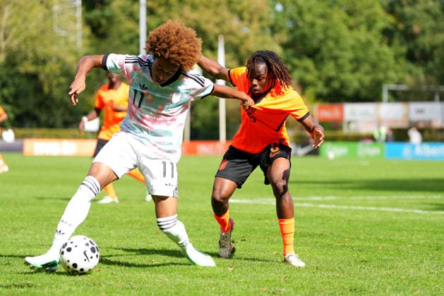 International Friendly, Länderspiel, Nationalmannschaft The Netherlands U19 v Belgium U19 Uden - Joshua Nga Kana of Belgium U19 duels for the ball with Sinclair de Falco of The Netherlands U19 during a 2026 2027 International Friendly match. The match is set between The Netherlands U19 and Belgium U19 at Sportpark Parkzicht on 24 September 2026 in Uden, Netherlands. (Hero Images Nick Koole) Copyright: xNickxKoolex
