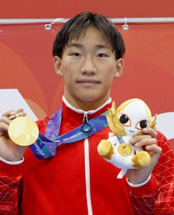 Aichi-Nagoya Asian Games: Swimming Japanese swimmer Shin Ohashi poses after winning the Aichi-Nagoya Asian Games men s 200-meter breaststroke gold with a world record at Tokyo Aquatics Centre in Tokyo on Sept. 24, 2026.  A14AA0005628544P