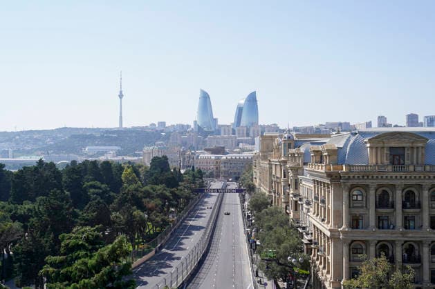 FORMULA 1 AZERBAIJAN GRAND PRIX 2026 General view of the circuit and Baku skyline in practice during the Formula 1 Qatar Airways Azerbaijan Grand Prix 2026, Round 15 of the 2026 Formula 1 World Championship, WM, Weltmeisterschaft from 24th - 26th September 2026 at the Baku City Circuit, Baku, Azerbaijan. Credit: Robbie Hoad Every Second Media Editorial use only. All images are copyright Every Second Media Limited. No images may be reproduced without prior permission. Copyright: xIMAGO EveryxSecondxMediax ESM-2183-0125 RobbiexHoadx xEveryxSecondxMediax