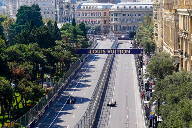 FORMULA 1 AZERBAIJAN GRAND PRIX 2026 Nico Hulkenberg (GER) 27 Audi F1 Team and Oliver Bearman (GBR) 87 Haas F1 Team in practice during the Formula 1 Qatar Airways Azerbaijan Grand Prix 2026, Round 15 of the 2026 Formula 1 World Championship, WM, Weltmeisterschaft from 24th - 26th September 2026 at the Baku City Circuit, Baku, Azerbaijan. Credit: Robbie Hoad Every Second Media Editorial use only. All images are copyright Every Second Media Limited. No images may be reproduced without prior permission. Copyright: xIMAGO EveryxSecondxMediax ESM-2183-0127 RobbiexHoadx xEveryxSecondxMediax