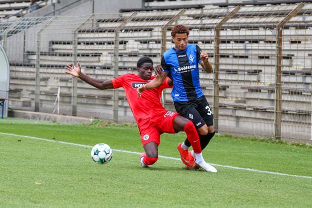 Djayson Mendes (SV Waldhof Mannheim, 35) and Raif Adam (SV 07 Elversberg, 15) in a tackle during a soccer exhibition match, SV Waldhof Mannheim vs. SV 07 Elversberg on September 24, 2026, at the Seppl Herberger Stadium in Mannheim, Germany; Mannheim Seppl Herberger Stadium, Germany Copyright: xFranzxReindelx