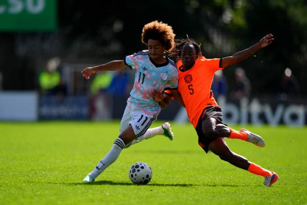 International Friendly, Länderspiel, Nationalmannschaft The Netherlands U19 v Belgium U19 Uden - Joshua Nga Kana of Belgium U19 duels for the ball with Sinclair de Falco of The Netherlands U19 during a 2026 2027 International Friendly match. The match is set between The Netherlands U19 and Belgium U19 at Sportpark Parkzicht on 24 September 2026 in Uden, Netherlands. (Hero Images Nick Koole) Copyright: xNickxKoolex