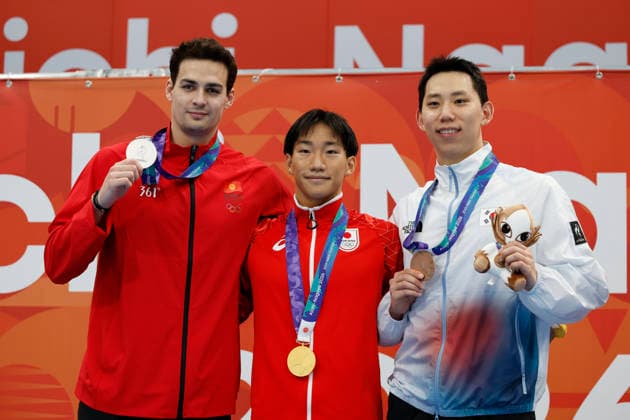 (260924) -- TOKYO, Sept. 24, 2026 -- Gold medalist Ohashi Shin (C) of Japan, silver medalist Denis Petrashov of Kyrgyzstan and bronze medalist Cho Sung Jae of South Korea pose during the awarding ceremony for the men s 200m breaststroke at the 20th Asian Games Aichi-Nagoya 2026 in Tokyo, Japan, Sept. 24, 2026. ) (SP)JAPAN-TOKYO-ASIAN GAMES-SWIMMING-MEN S 200M BREASTSTROKE WuxZhizun 