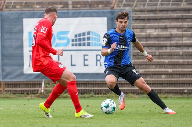 Masca (SV Waldhof Mannheim), 11, scorer of the 1-1 and 2-1 goals, in a one-on-one with Luca Sirch (SV 07 Elversberg), 26. Soccer friendly, SV Waldhof Mannheim vs. SV 07 Elversberg on September 24, 2026, at Seppl Herberger Stadium in Mannheim, Germany; Seppl Herberger Stadium, Mannheim, Germany Copyright: xFranzxReindelx