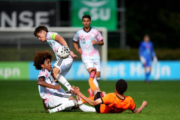 International Friendly, Länderspiel, Nationalmannschaft The Netherlands U19 v Belgium U19 Uden - August de Wannemacker of Belgium U19 duels for the ball with Joshua Nga Kana of Belgium U19 and Samuel Dumbili of The Netherlands U19 during a 2026 2027 International Friendly match. The match is set between The Netherlands U19 and Belgium U19 at Sportpark Parkzicht on 24 September 2026 in Uden, Netherlands. (Hero Images Nick Koole) Copyright: xNickxKoolex