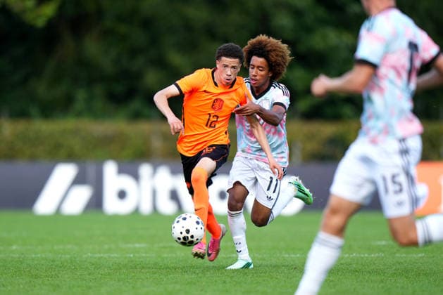 International Friendly, Länderspiel, Nationalmannschaft The Netherlands U19 v Belgium U19 Uden - Christopher Fafiani of The Netherlands U19 duels for the ball with Joshua Nga Kana of Belgium U19 during a 2026 2027 International Friendly match. The match is set between The Netherlands U19 and Belgium U19 at Sportpark Parkzicht on 24 September 2026 in Uden, Netherlands. (Hero Images Nick Koole) Copyright: xNickxKoolex