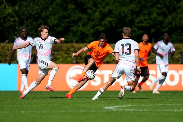 International Friendly, Länderspiel, Nationalmannschaft The Netherlands U19 v Belgium U19 Uden - Alexander de Ridder of Belgium U19 duels for the ball with Pepijn Reulen of The Netherlands U19 during a 2026 2027 International Friendly match. The match is set between The Netherlands U19 and Belgium U19 at Sportpark Parkzicht on 24 September 2026 in Uden, Netherlands. (Hero Images Nick Koole) Copyright: xNickxKoolex