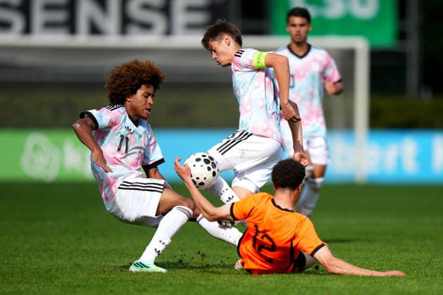 International Friendly, Länderspiel, Nationalmannschaft The Netherlands U19 v Belgium U19 Uden - Joshua Nga Kana of Belgium U19 duels for the ball with August de Wannemacker of Belgium U19 and Christopher Fafiani of The Netherlands U19 during a 2026 2027 International Friendly match. The match is set between The Netherlands U19 and Belgium U19 at Sportpark Parkzicht on 24 September 2026 in Uden, Netherlands. (Hero Images Nick Koole) Copyright: xNickxKoolex