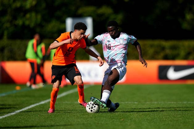 International Friendly, Länderspiel, Nationalmannschaft The Netherlands U19 v Belgium U19 Uden - Christopher Fafiani of The Netherlands U19 duels for the ball with Matthias Wamu of Belgium U19 during a 2026 2027 International Friendly match. The match is set between The Netherlands U19 and Belgium U19 at Sportpark Parkzicht on 24 September 2026 in Uden, Netherlands. (Hero Images Nick Koole) Copyright: xNickxKoolex