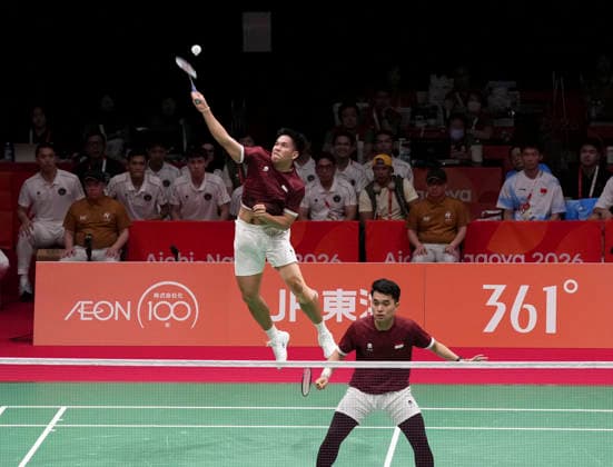 (260924) -- ICHINOMIYA, Sept. 24, 2026 -- Leo Carnando R. Daniel Marthin (top) of Indonesia compete against He Jiting Liu Yi of China during the men s team final of badminton between China and Indonesia at the 20th Asian Games Aichi-Nagoya 2026 in Ichinomiya of Aichi Prefecture, Japan, Sept. 24, 2026. ) (SP)JAPAN-ICHINOMIYA-ASIAN GAMES-BADMINTON-MEN S TEAM HouxZhaokang 