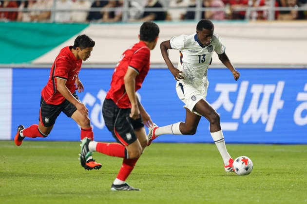 South Korea v Ecuador - International Friendly, Länderspiel, Nationalmannschaft Match Hwang Heechan of South Korea and Juan Riquelme Angulo of Ecuador compete during an international friendly match presented by Hana Bank between the Republic of Korea and Ecuador at World Stadium in Suwon, South Korea, on September 24, 2026. Suwon GYEONGGI South Korea  Copyright: xSeung-ilxRyux originalFilename:ryu-football260924_np3UM.jpg