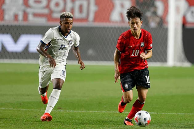South Korea v Ecuador - International Friendly, Länderspiel, Nationalmannschaft Match Lee Jaesung of South Korea and Keny Arroyo of Ecuador compete during an international friendly match presented by Hana Bank between the Republic of Korea and Ecuador at World Stadium in Suwon, South Korea, on September 24, 2026. Suwon GYEONGGI South Korea  Copyright: xSeung-ilxRyux originalFilename:ryu-football260924_np6D6.jpg